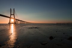 在瓦斯考de Gama Bridge的美丽的阳光在里斯本 蓬特瓦斯考de Gama,里斯本,葡萄牙 库存照片 在瓦斯考de Gama Bridge的美丽的阳光在里斯本 蓬特瓦斯考de Gama,里斯本,葡萄牙 库存照片